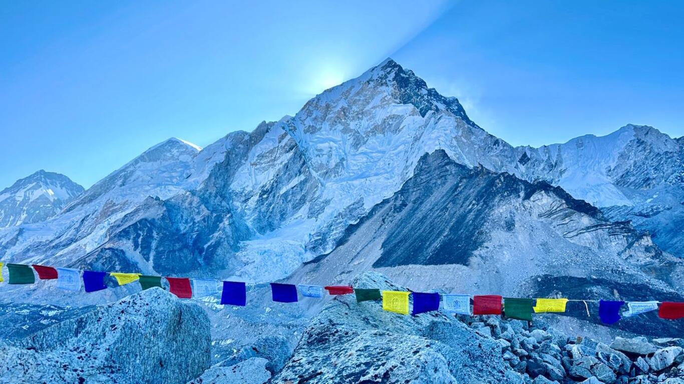 https://www.nepaluniquetreks.com/public/uploads/everest%20region%20trek%200.jpg
